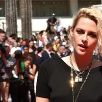 Kristen Stewart baru-baru ini mulai terbuka akan kehidupan pribadinya melalui wawancara dengan media cetak. Pemeran Bella Swan di film 'TWILIGHT' ini mengungkapkan kisah cinta nya yang kandas dengan Robert Pattinson. (AFP/Bintang.com)
