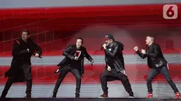 (Kiri ke kanan) Personel boyband Backstreet Boys Nick Carter, Howie Dorough, A.J. McLean, dan Brian Littrell tampil menghibur penggemarnya saat konser di JIExpo Kemyoran, Jakarta, Sabtu (26/10/2019). Backstreet Boys sukses membius ribuan penggemarnya. (Fimela.com/Bambang Ekoros Purnama)