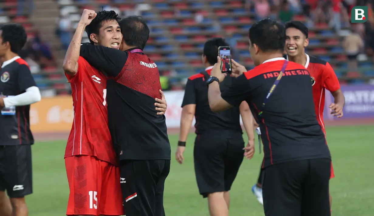 <p>Selebrasi gelandang Timnas Indonesia U-22, Muhammad Taufany bersama pelatih Indra Sjafri setelah berakhirnya laga semifinal cabor sepak bola SEA Games 2023 menghadapi Vietnam di Olympic National Stadium, Phnom Penh, Kamboja, Sabtu (13/5/2023). Timnas Indonesia menang 3-2 dan memastikan lolos ke partai final. (Bola.com/Abdul Aziz)</p>