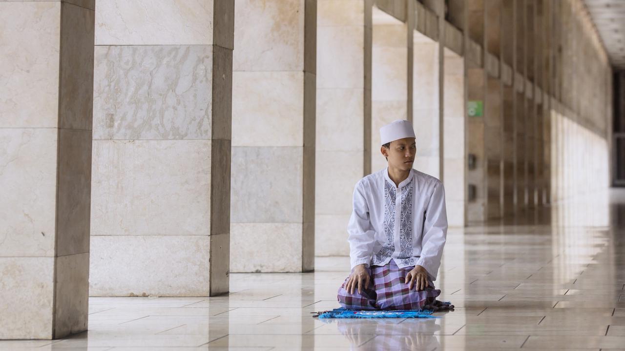 Viral Video Pria Salat dengan Keterbatasan Fisik