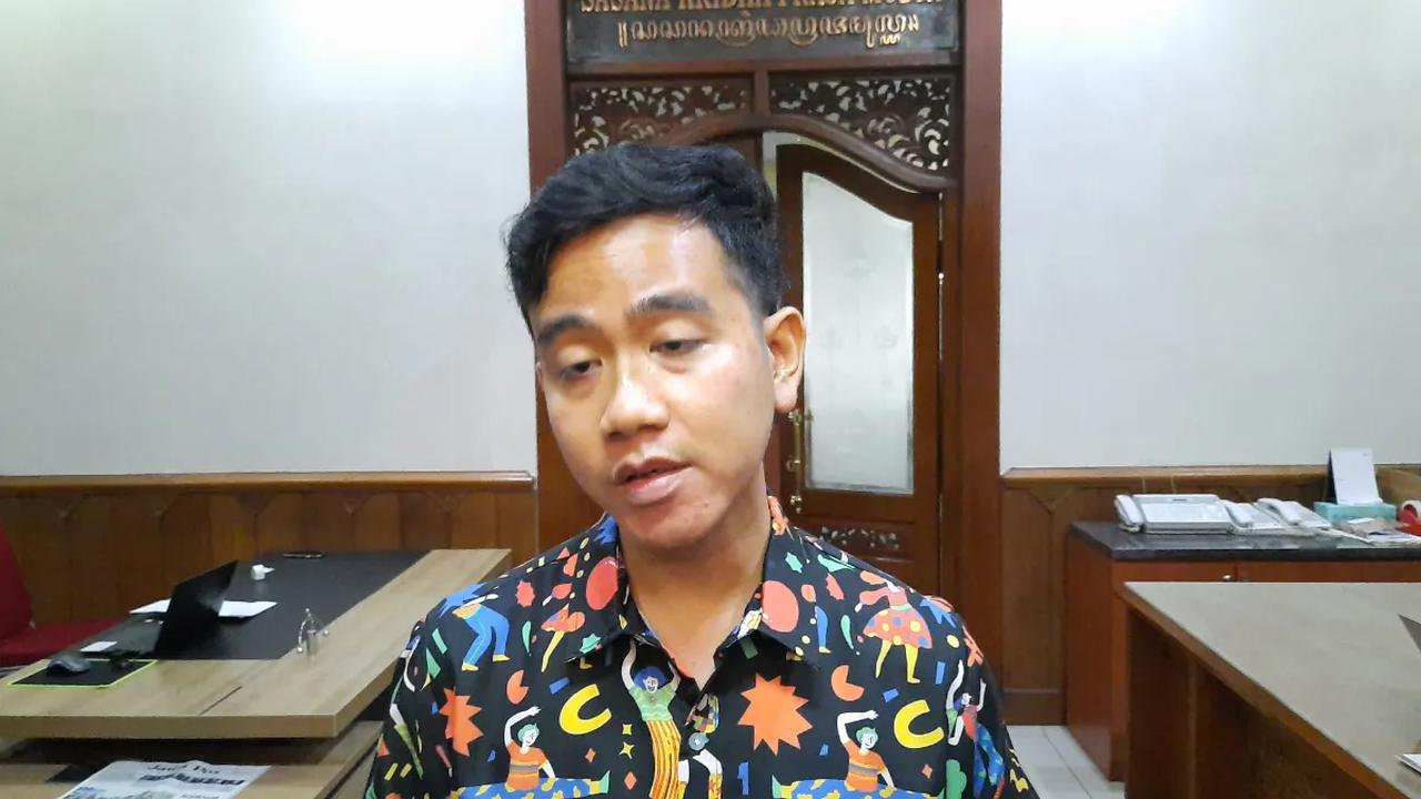 Terkait munculnya anggapan jika elektabilitasnya terkerek gara-gara 17 prioritas pembangunan yang dilakukan dengan anggaran dari pusat, Gibran memberikan penjelasan.&nbsp;
