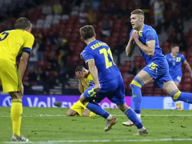 Ukraina berhasil memenangkan pertandingan 16 besar Euro 2020 ketika menghadapi Swedia. Artem Dovbyk menjadi pemain kunci kemenangan Ukraina pada duel tim kuda hitam Euro 2020 tersebut. (Foto: AP/Pool/Robert Perry)