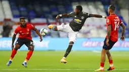 Gelandang Manchester United, Fred, melepaskan tendangan saat melawan Luton Town pada Piala Liga Inggris di Stadion Kenilworth Road, Rabu (23/9/2020). Setan Merah menang dengan skor 3-0. (Cath Ivill/Pool via AP)