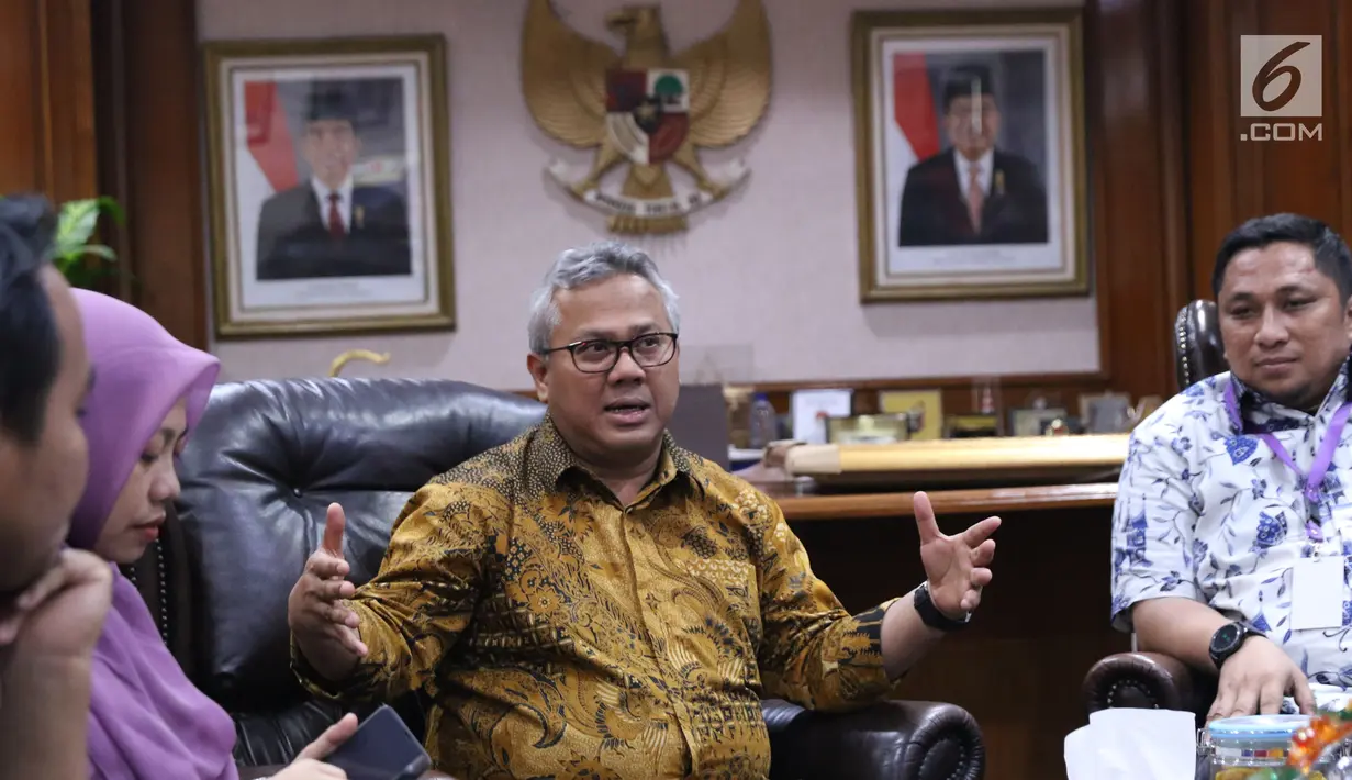 Ketua KPU RI, Arief Budiman (tengah) saat menerima audiensi perwakilan Asosiasi Pengajar Hukum Tata Negara di Jakarta, Selasa (27/11). Pertemuan untuk menindaklanjuti putusan MK, MA dan PTUN. (Liputan6.com/Helmi Fithriansyah)