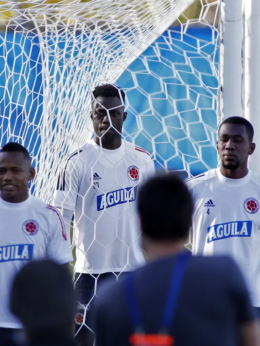 Pemain Kolombia Leandro Campaz, Davinson Sanchez dan Carlos Cuesta terlihat selama sesi latihan di Brasilia (5/7/2021). Kolombia akan bertanding melawan Argentina pada babak semifinal semifinal Copa America 2021  di Estadio Nacional Mane Garrincha. (AFP/Silvio Avila)