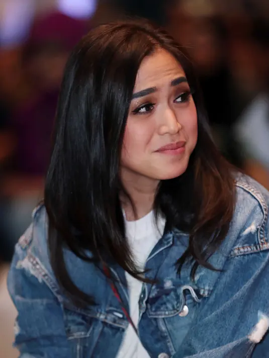 "Jangan-jangan haha, karena aku sudah janji maaf sekali. Nanti aja yak, Aku belum bisa ngomongin itu. Aku udah janji. Aku belum bisa ngomong apa-apa," tambahnya. (Deki Prayoga/Bintang.com)