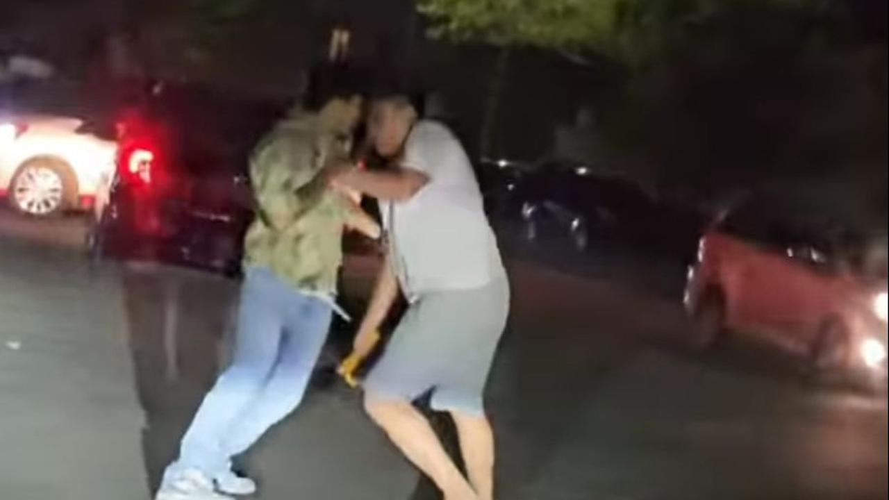 "Terus dia intinya nyalahin saya ugal-ugalan, lah orang saya bawa anak istri kok uga-ugalan. Udah begitu mulutnya bau alkohol. Yaudah akhirnya dia, mau masuk ke mobil begitu aja. Loh saya bilang belum selesai urusan," ujarnya.