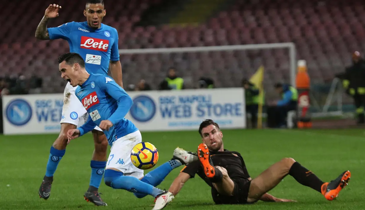 Pemain AS Roma Kevin Strootman melakukan tackling pada pemain Napoli Jose Callejon saat pertandingan Liga Italia Serie A di stadion San Paolo di Naples, Italia (3/3). AS Roma menang 4-2 atas Napoli. (Ciro Fusco / ANSA via AP)