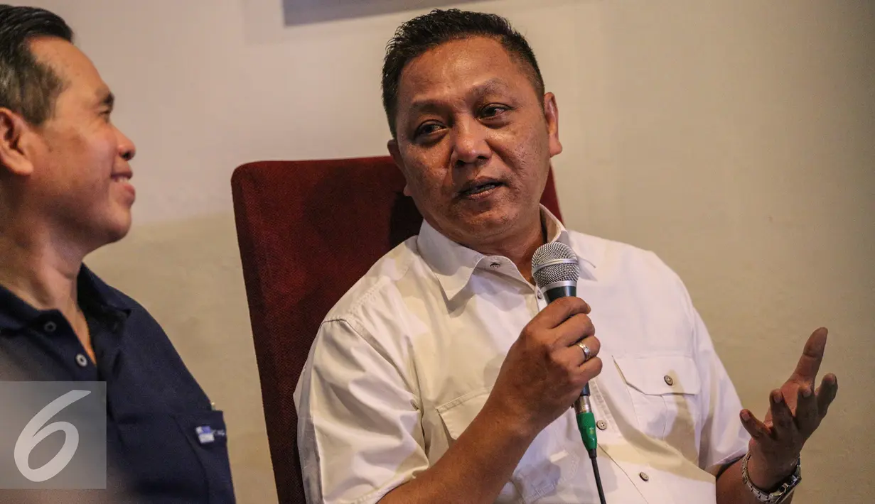 Koordinator Perhimpunan Kedaulatan Rakyat Khalid Zabidi (kedua kiri) saat menjadi pembicara diskusi Membaca Peta Kabinet, Pro Daerah ataukah Pro Status Quo? di Jakarta, Minggu (13/9/2015). (Liputan6.com/Faizal Fanani)