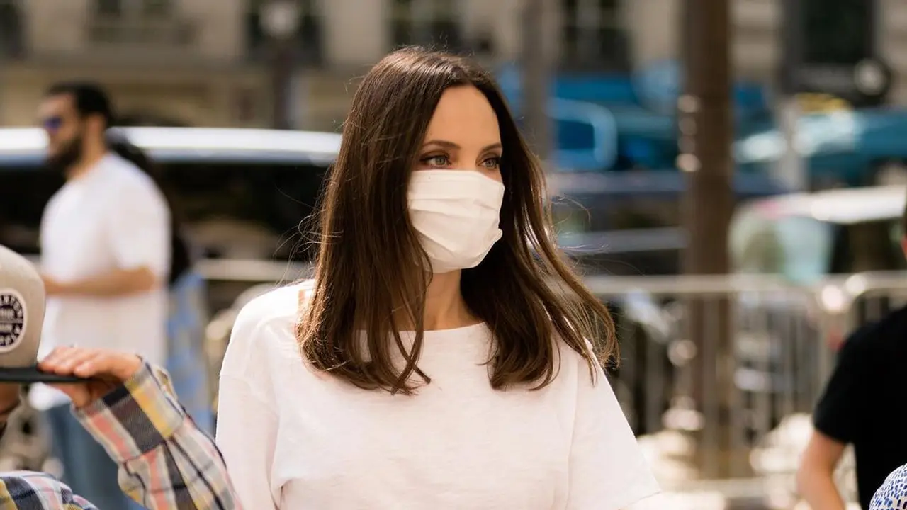 Gaya Minimalis Angelina Jolie saat Liburan ke Paris, Potongan Rambutnya Bikin Segar