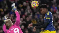 Manchester United akhirnya mampu unggul 1-0 pada menit ke-55. Tandukan Anthony Elanga berhasil membobol gawang Brentford usai menerima umpan Fred yang terlebih dahulu dikontrol dengan kakinya. (AP/Matt Dunham)