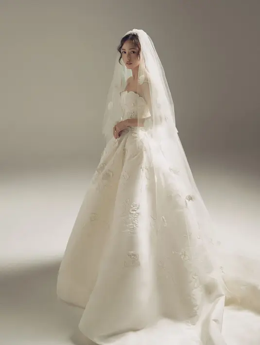 Menikah dengan penyanyi Taeyang, Gaun pernikahan Min Hyo Rin berhasil membuat kagum warganet. Gaun ini memiliki detail halus, klasik, dan cantik tanpa menutupi kecantikan alami dari aktris Min Hyo Rin. (Twitter/hyorin_Goddess).