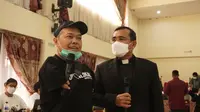 Ephorus HKBP Pendeta Robinson Butarbutar berdialog dengan Kaum Difabel Boy Tonggor Siahaan di Jakarta, 22 Juni 2022. (Foto: New Kairos)