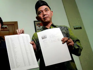 Calon Walikota Tangerang Selatan (Tangsel) Ikhsan Modjo dan Li Claudia Chandra menunjukan berkas laporan terkait dugaan penggelembungan Daftar Pemilih Sementara (DPS) di Kantor KPU Pusat, Jakarta, Selasa (29/9/2015). (Liputan6.com/Helmi Afandi)