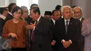 Menteri Keuangan, Sri Mulyani Indrawati (kiri) berbincang dengan Jaksa Agung M Prasetyo saat menghadiri upacara pengucapan sumpah jabatan Ketua dan Wakil Ketua BPK di Gedung MA, Jakarta, Rabu (26/4). (Liputan6.com/Helmi Fithriansyah)