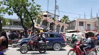 Petit Pas Hotel rusak setelah gempa bumi di Les Cayes, Haiti, Sabtu (14/8/2021). Wilayah Negara Haiti diguncang gempa berkekuatan magnitudo 7,1 pada Sabtu, 14 Agustus 2021 pukul 08.29.10 waktu setempat yang menewaskan lebih dari 300 jiwa. (AP Photo/Delot Jean)