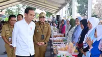 Presiden Joko Widodo atau Jokowi  dalam acara silaturahmi nasabah Permodalan Nasional Mardani Membina Ekonomi Keluarga Sejahtera (PNM Mekaar) di Lapangan MPP, Tangerang Selatan, Senin, (19/12/2024). (Foto: Biro Pers Sekretariat Presiden).