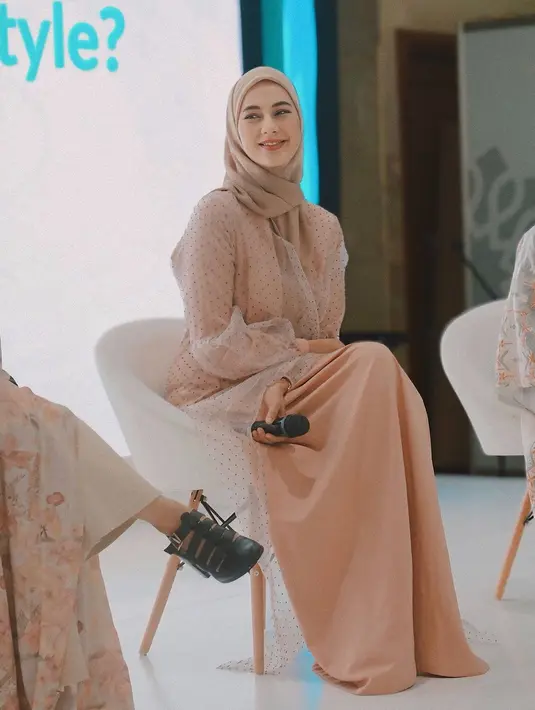 Penampilan tertutup Paula Verhoeven sekarang setelah mantap berhijab. Ia mengenakan outfit serba cokelat dan memancarkan aura cantik yang lebih elegan. [Foto: Instagram/paula_verhoeven]