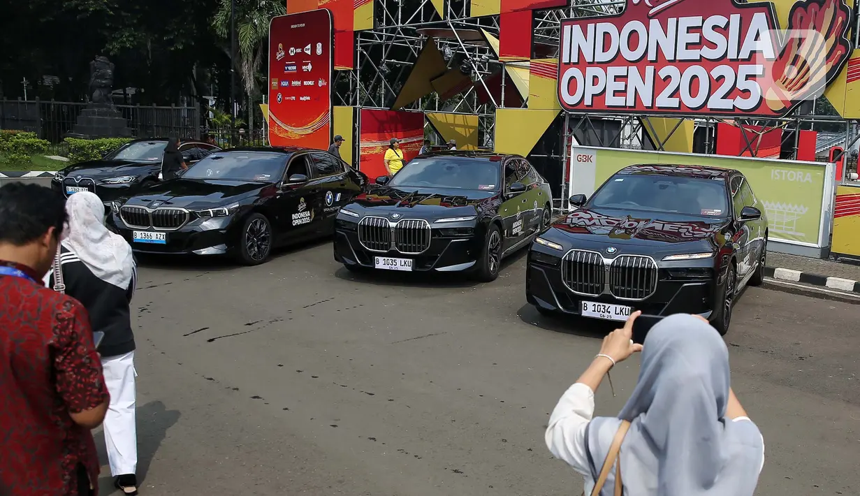 Belasan mobil listrik mewah ikut meramaikan gelaran Indonesia Open 2025 di Istora Gelora Bung Karno, Senayan, Jakarta, Selasa (3/6/2025). (Liputan6.com/Angga Yuniar)