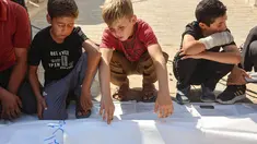 Anak -anak meratapi jenazah korban Palestina yang tewas akibat serangan tentara Israel di pelabuhan Kota Gaza sehari sebelumnya, saat upacara pemakaman di Kota Gaza, Rabu,19 Agustus 2026. (AFP/ Omar Al-Qattaa)