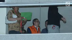 Tersangka dugaan korupsi proyek pengadaan E-KTP, Made Oka Masagung (tengah) usai menjalani pemeriksaan di gedung KPK Jakarta, Rabu (4/4). Ia ditahan usai diperiksa sebagai tersangka dugaan korupsi proyek e-KTP. (Liputan6.com/Helmi Fithriansyah)