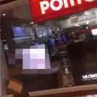 Sebuah toko televisi di Brasil tak sengaja memutar film porno di televisi dagangannya. (Via: youtube.com)