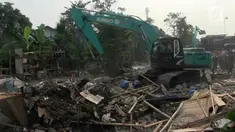 Penertiban bangunan di kawasan Bukit Duri yang terkena normalisasi Sungai Ciliwung berjalan dengan lancar.