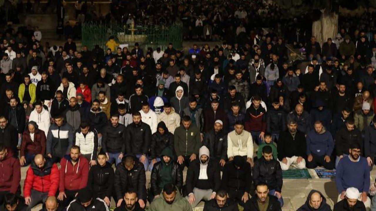 FOTO: Potret 35.000 Warga Palestina Padati Masjid Al-Aqsa untuk Salat Tarawih Ramadan