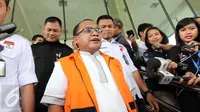 Bupati Morotai Rusli Sibua meninggalkan Gedung KPK usai diperiksa, Jakarta, Selasa (14/7). KPK memeriksa Rusli sebagai tersangka dugaan suap mantan Ketua MK, Akil Mochtar dalam sengketa Pilkada Kabupaten Morotai. (Liputan6.com/Helmi Afandi)