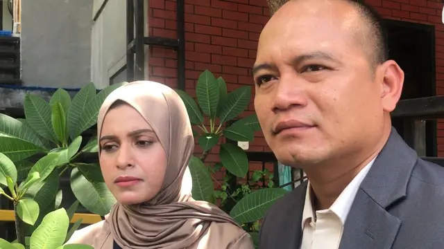 Sarah bersama dengan pengacaranya.
