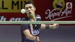 Pebulu tangkis tunggal putra Indonesia, Jonatan Christie saat melawan Leong Jun Hao (Malaysia) pada babak 32 besar Indonesia Open 2024 di Istora Gelora Bung Karno, Senayan, Jakarta, Rabu (5/6/2024). (Liputan6.com/Herman Zakharia)
