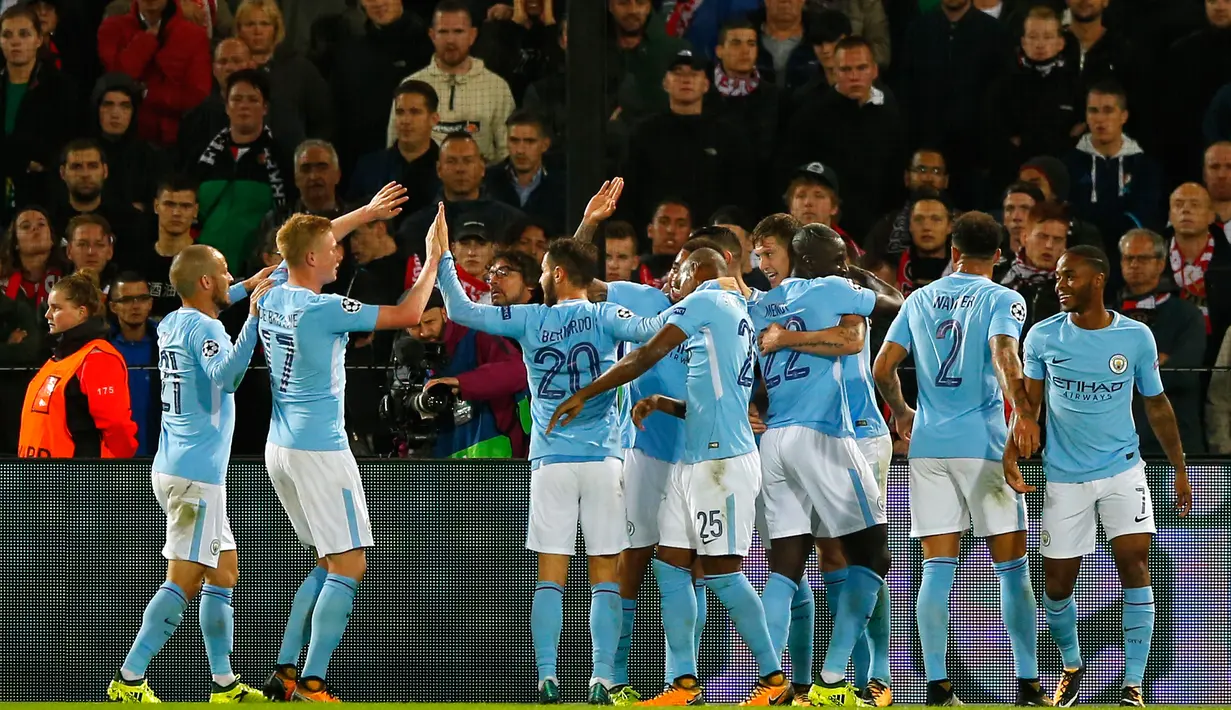 Pemain Manchester City, Kevin De Bruyne dan rekan setimnya berselebrasi setelah mencetak gol ke gawang Feyenoord dalam laga perdana babak penyisihan Grup F Liga Champions di De Kuip, Rabu (13/9). Man City menaklukkan Feyenoord 4-0. (AP Photo/Peter Dejong)