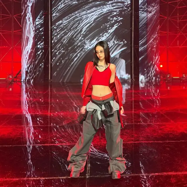 Kostum Panggung Provokatif Jennie BLACKPINK Antara Seni dan Norma Budaya. (Dok: Instagram @jennierubyjane)