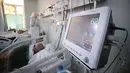 Pasien COVID-19 terhubung ke alat EKG di unit ICU di Institut Pneumologi Nasional Marius Nasta di Bucharest, Rumania, Rabu (6/10/2021). Rumania menghadapi peningkatan infeksi COVID-19 harian yang dipercepat dengan lebih dari 14000 kasus baru dalam 24 jam terakhir. (AP Photo/Andreea Alexandru)