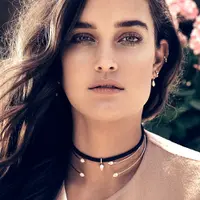 Mau tampil bergaya dengan kalung choker? Kenapa nggak. (Foto: carbonandhyde.com)