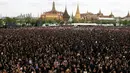 Tampak puluhan ribu pelayat memadati kawasan Grand Palace sambil menyanyikan rekaman lagu kerajaan, di Bangkok, Thailand, (22/10). Pihak berwenang mengatakan lebih dari 150.000 pelayat hadir. (REUTERS/Jorge Silva)
