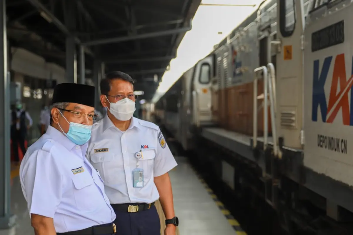 Direktur Utama (Dirut) KAI Didiek Hartantyo dan Komisaris Utama (Komut) KAI Said Aqil Siroj meninjau Stasiun Pasar Senen