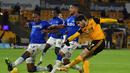 Gelandang Wolverhampton Wanderers, Pedro Neto (kanan) melepaskan tendangan ke gawang Everton dalam laga lanjutan Liga Inggris 2020/21 di Molineux Stadium, Selasa (12/1/2021). Wolverhampton Wanderers kalah 1-2 dari Everton. (AFP/Rui Vieira/Pool)