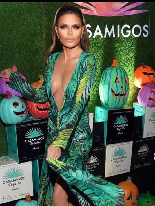 Berbagai tokoh dan karakter dipilih sebagai kostum perayaan Halloween. Seperti Lisa Rinna yang mengenakan sebuah dress dan mengubah penampilannya dengan makeup menyerupai Jennifer Lopez. (Instagram/lisarinna)