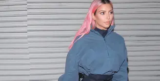 Kim Kardashian memang terkenal sering banget mengubah gayanya. Ia pun tak segan untuk mengecat rambutnya menjadi pink. (instagram/kimkardashian)