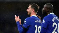 Pemain Chelsea Mason Mount (kiri) dan Kalidou Koulibaly melakukan selebrasi usai melawan Bournemouth pada pertandingan sepak bola Liga Inggris di Stadion Stamford Bridge, London, Inggris, 27 Desember 2022. Chelsea mengalahkan Bournemouth dengan skor 2-0. (AP Photo/Kin Cheung)