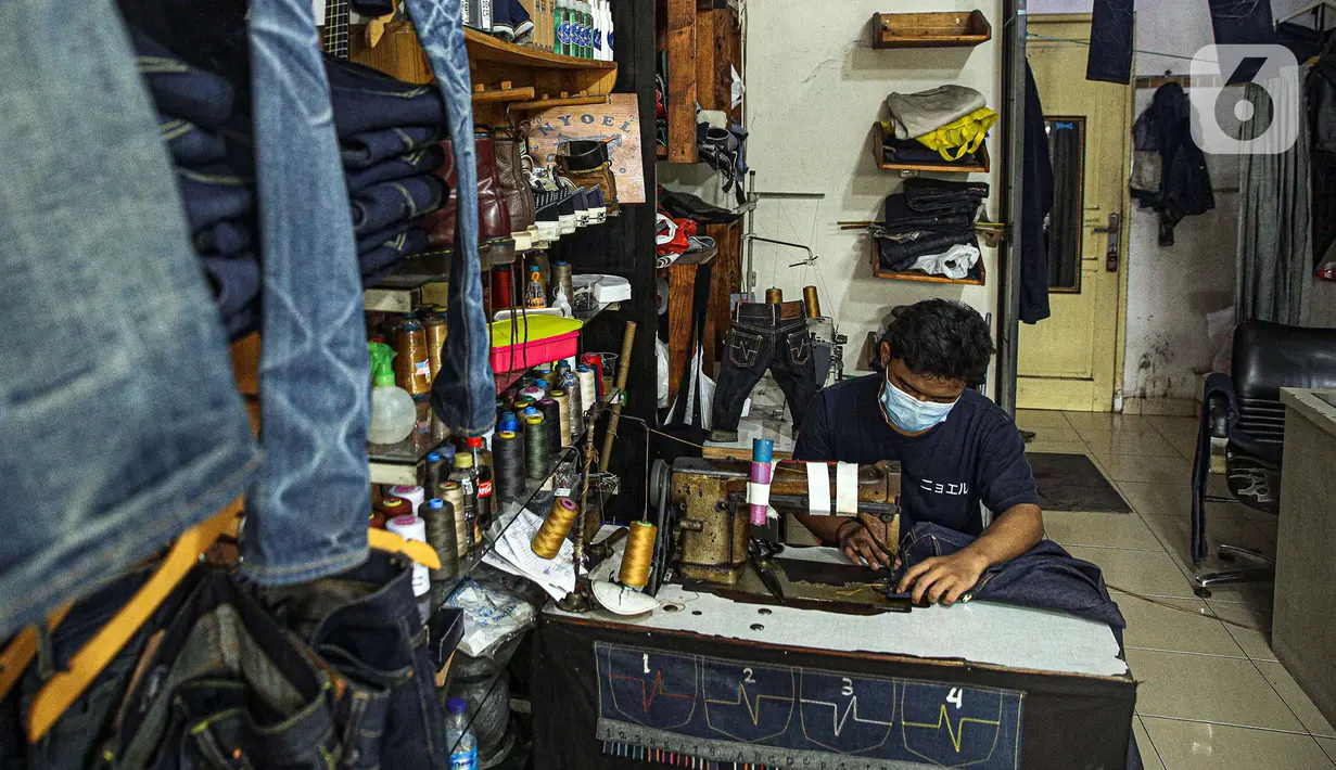 Penjahit menjahit bahan di Nyoel Jeans co, Jakarta, Jumat (22/10/2021). Melonjaknya harga kapas acuan dunia dikarenakan meningkatnya permintaan tekstil setelah adanya pemulihan ekonomi pascadilanda krisis akibat pandemi COVID-19. (Liputan6.com/Faizal Fanani)