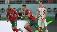 Pemain Timnas Maroko, Achraf Dari (tengah) melakukan selebrasi setelah mencetak gol penyeimbang 1-1 ke gawang Timnas Kroasia dalam laga perebutan tempat ketiga Piala Dunia 2022 di Khalifa International Stadium, Doha, Qatar, Sabtu (17/12/2022) malam WIB. (AP Photo/Francisco Seco)