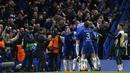 Para pemain Chelsea merayakan gol yang dicetak Willian ke gawang Barcelona pada laga Liga Champions di Stadion Stamford Bridge, London, Selasa (20/2/2018). Chelsea sementara unggul 1-0 atas Barcelona. (AFP/Ian Kington)