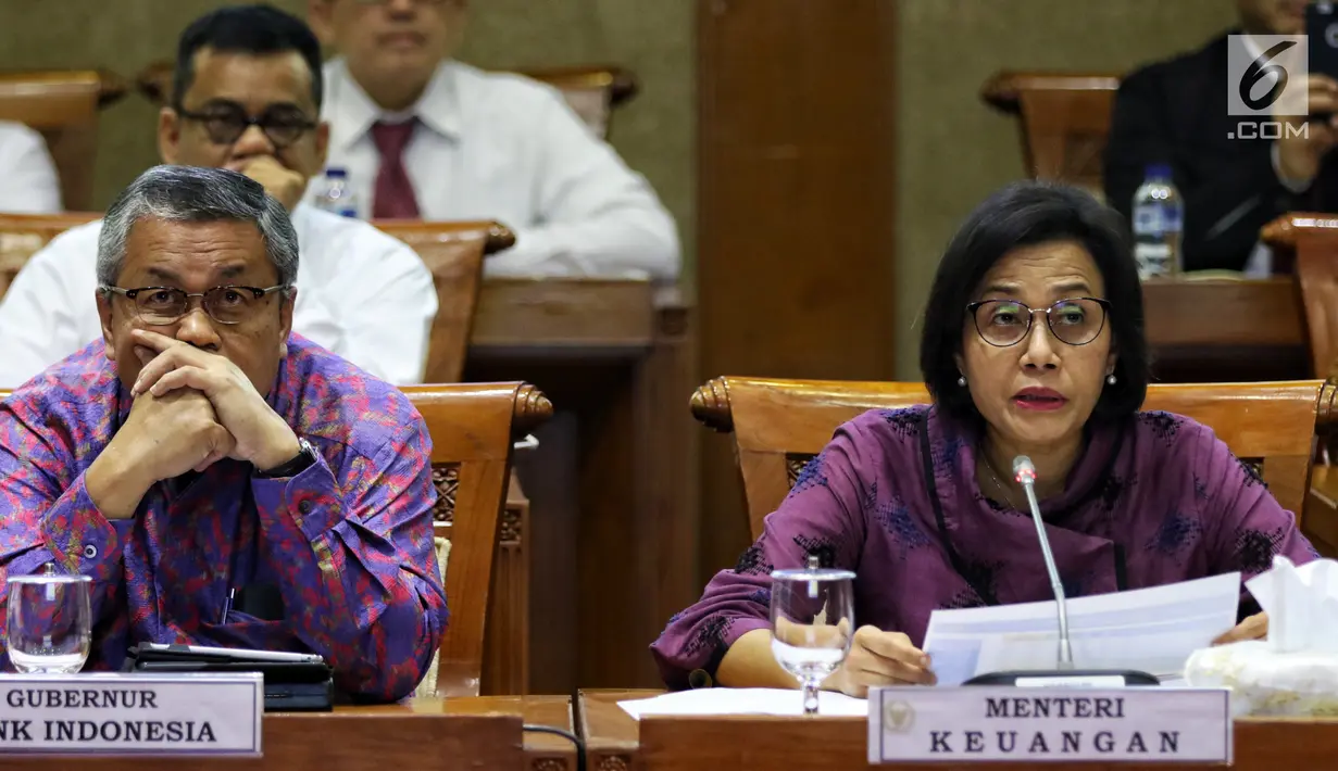Menteri Keuangan Sri Mulyani Indrawati (kanan) bersama Gubernur BI Perry Warjiyo mengikuti rapat kerja dengan Komisi XI DPR RI di Kompleks Parlemen, Senayan, Jakarta, Senin (17/6/2019). Raker tersebut membahas mengenai asumsi dasar makro dalam RAPBN 2020. (Liputan6.com/Johan Tallo)