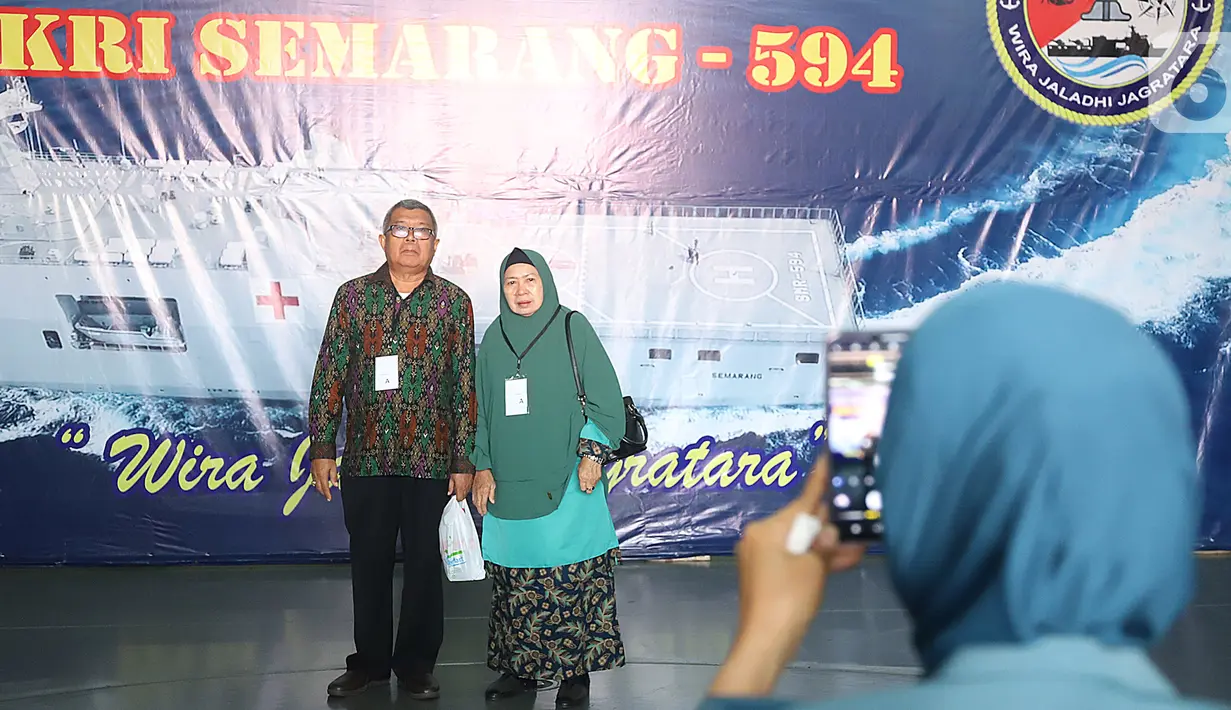 Anggota keluarga korban pesawat Lion Air JT 610 berfoto di kapal KRI Semarang 594 di Dermaga JICT 2 Tanjung Priok, Jakarta, Selasa (29/10/2019). Mengenang setahun jatuhnya pesawat rute Jakarta-Pangkal Pinang itu, mereka mengikuti tabur bunga di perairan Karawang. (Liputan6.com/Herman Zakharia)