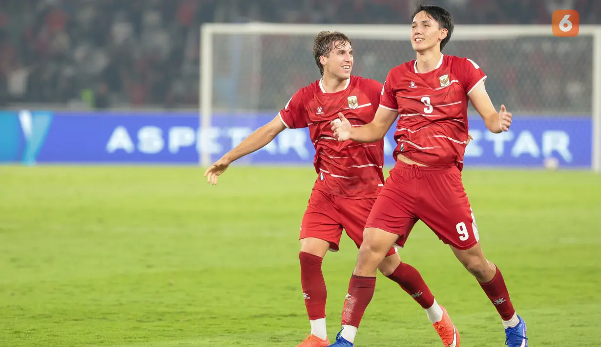 Penyerang Timnas Indonesia Mitchell Baker meluapkan kegembiraannya usai membobol gawang Bangladesh pada pertandingan Grup A FIFA ASEAN Cup 2026 di Jakarta, Kamis (1/10/2026). (KLY/Budy Santoso)