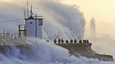 Ombak menghantam tembok laut dan Mercusuar Porthcawl saat Badai Eunice mendarat di Porthcawl, Bridgend, Wales, Inggris (18/2/2022). Jutaan warga Inggris didesak membatalkan perjalanan dan tinggal di rumah di tengah kekhawatiran gelombang tinggi, angin dan puing beterbangan. (Jacob King/PA via AP)