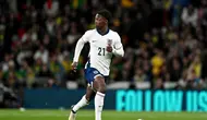 Aksi Kobbie Mainoo melakoni debutnya di Timnas Inggris saat berhadapan dengan Brasil pada laga uji coba di Stadion Wembley, Minggu (24/3/2024) dini hari WIB. (Dok. Bola.com/Twitter England)