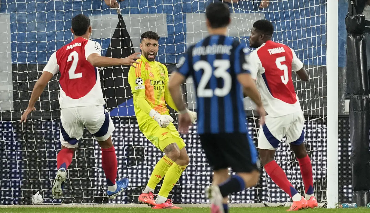 Kiper Arsenal, David Raya melakukan selebrasi setelah berhasil melakukan penyelamatan pada laga Liga Europa 2023/2024 melawan Atalanta di Atleti Azzurri d'Italia stadium, Bergamo, Italia, Jumat (20/09/2024) WIB. (AP Photo/Antonio Calanni)